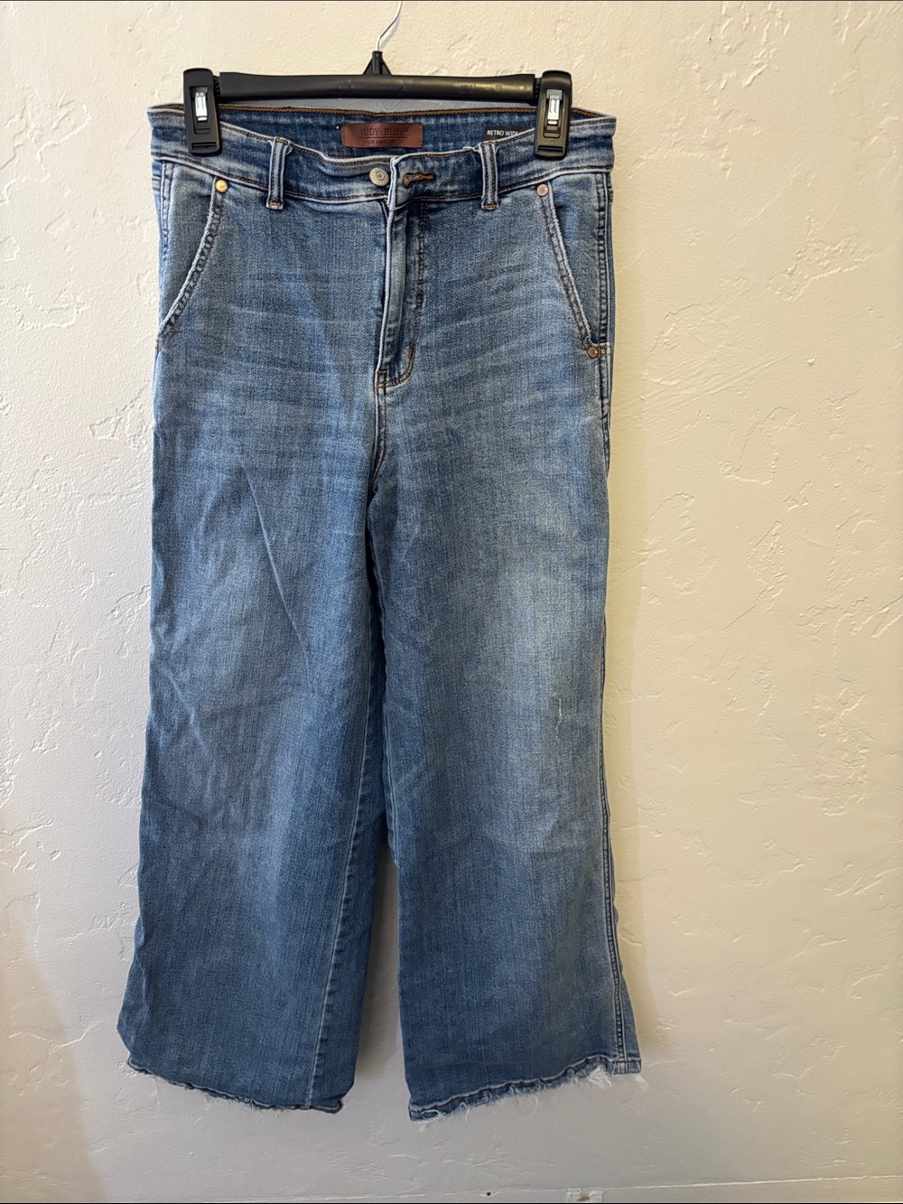 Judy Blue Cropped Wide-Leg Jeans in Medium Blue Wash